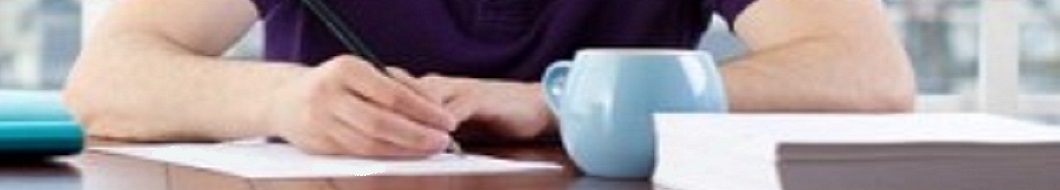 homme écrivant une lettre d'amour à une femme